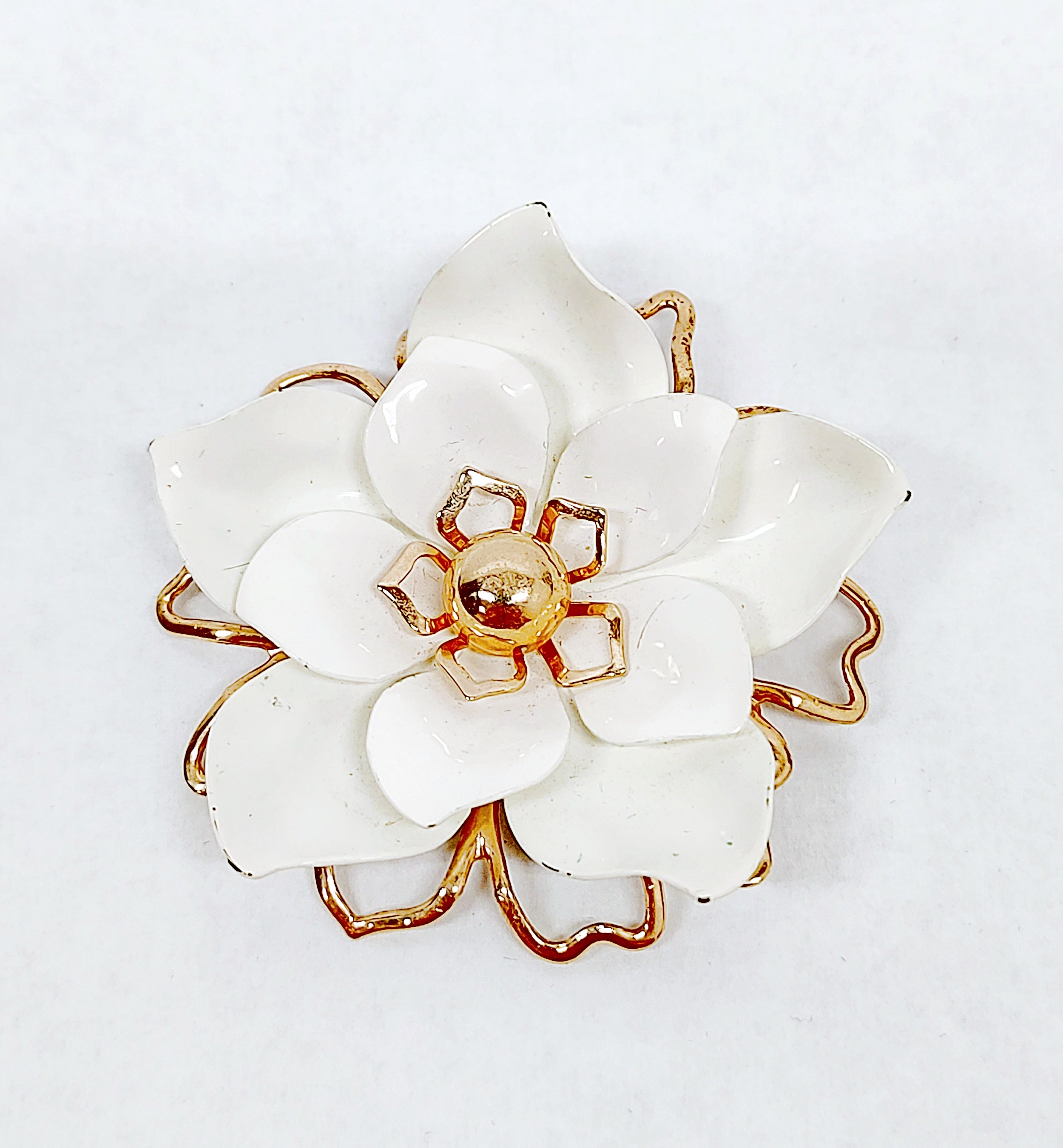 White hot sale flower brooch