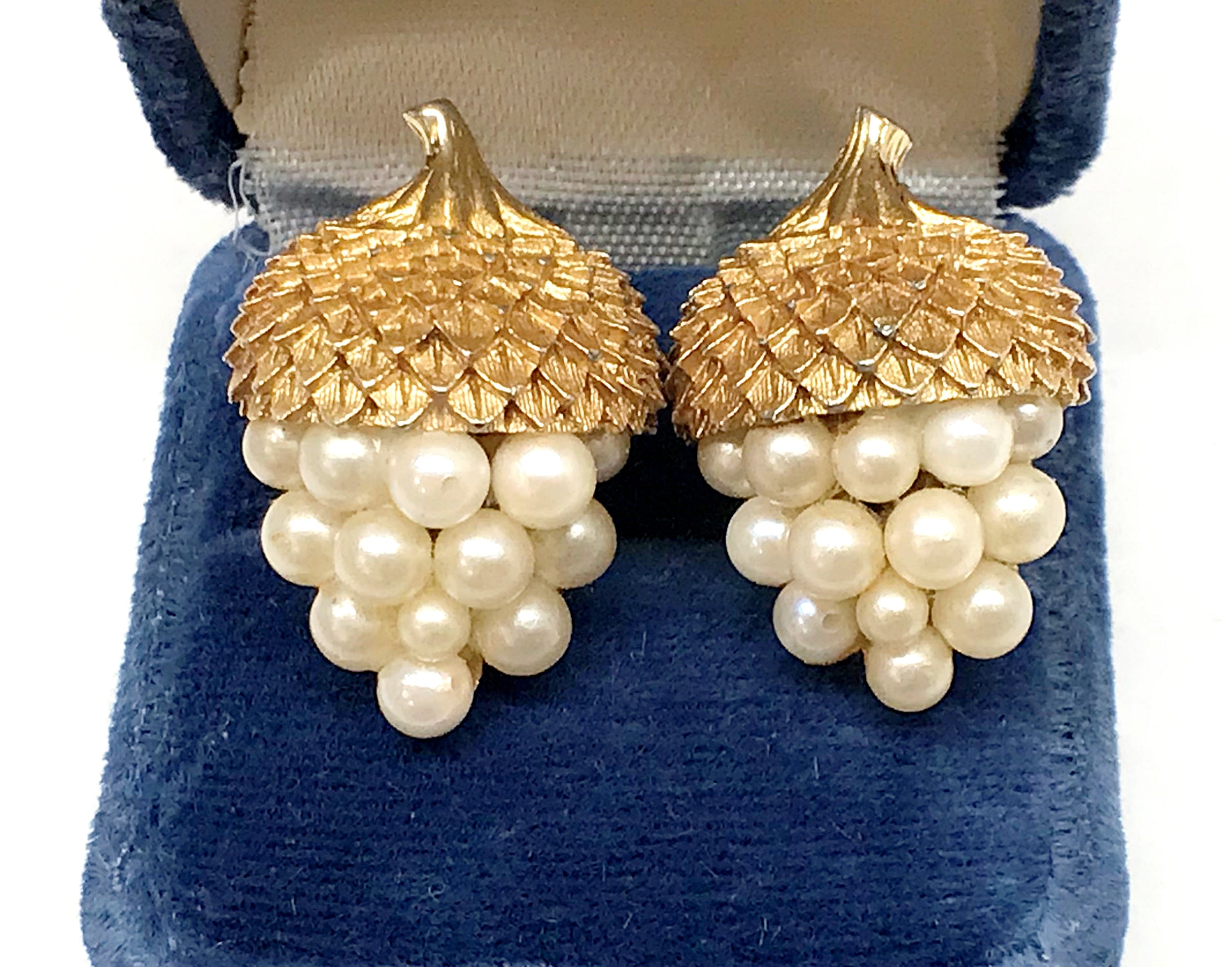 Trifari pearl online clip on earrings